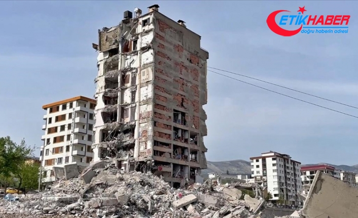 Kahramanmaraş ta Ebrar Sitesi nde ağır hasar alan binalar kontrollü