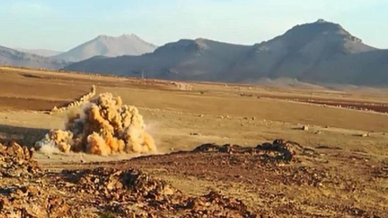 PKK'lı teröristlerin yola tuzakladığı 350 kiloluk EYP, imha edildi