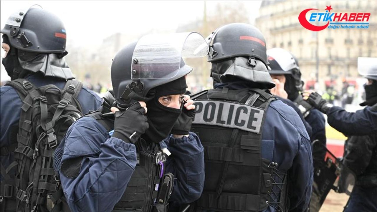 Paris'teki gösteride polisi döven boksöre hapis cezası