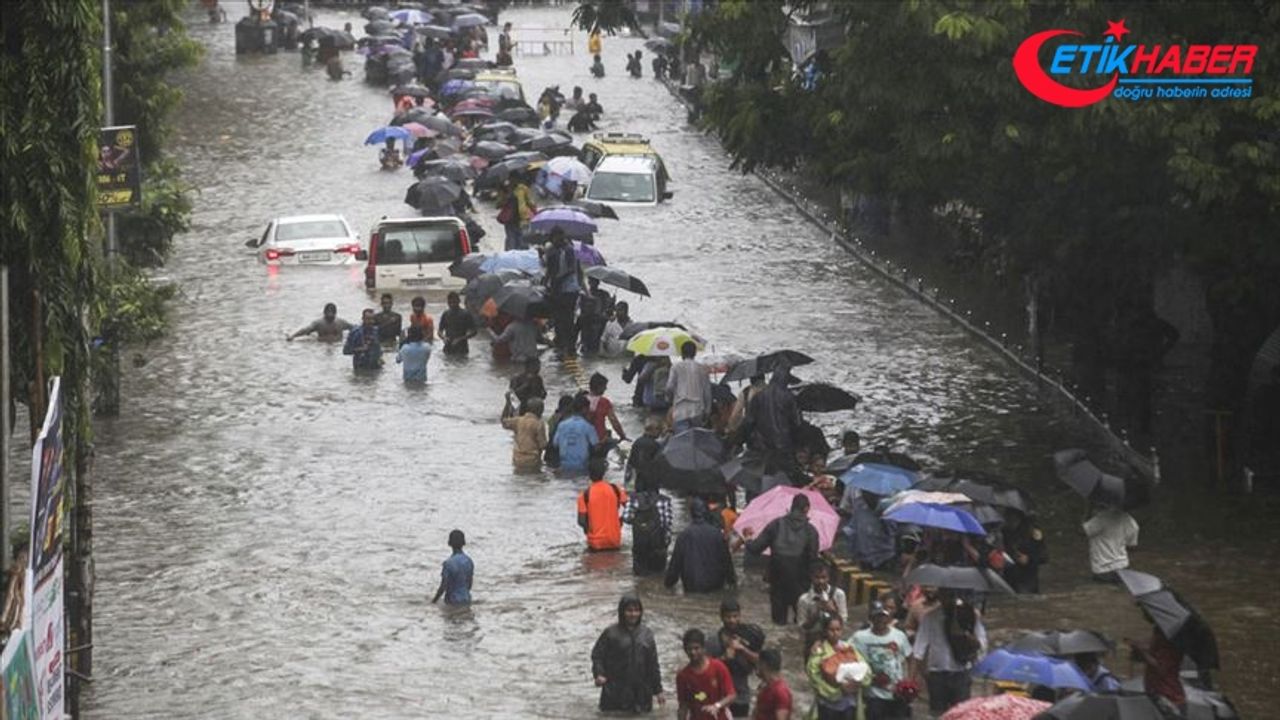 Hindistan'da şiddetli yağışlar 4 binden fazla aileyi evsiz bıraktı