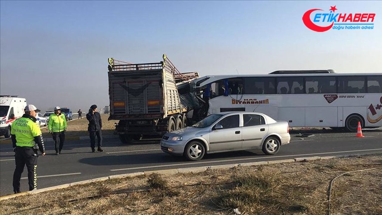Afyonkarahisar'da yolcu otobüsü ile tır çarpıştı: 2 ölü, 21 yaralı
