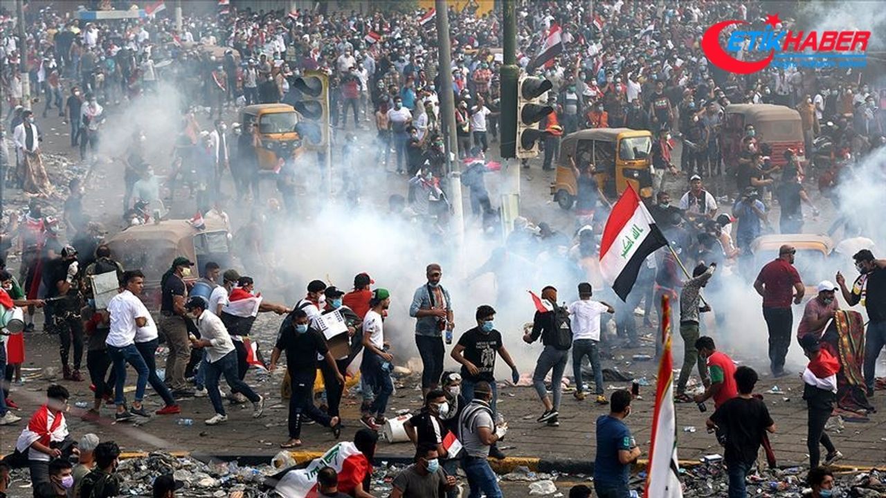 Irak'taki göstericiler ülkenin en önemli petrol kuyusunun yolunu kapattı