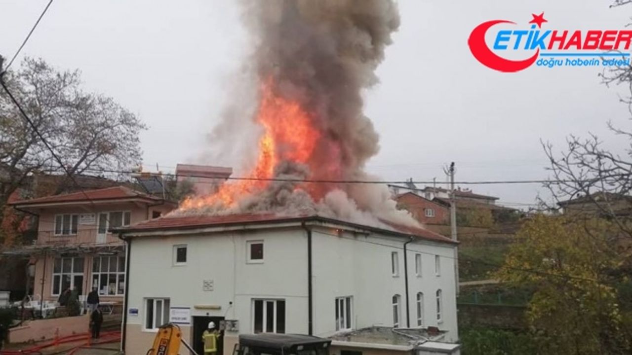 Bursa'da bir caminin çatısı alev alev yandı