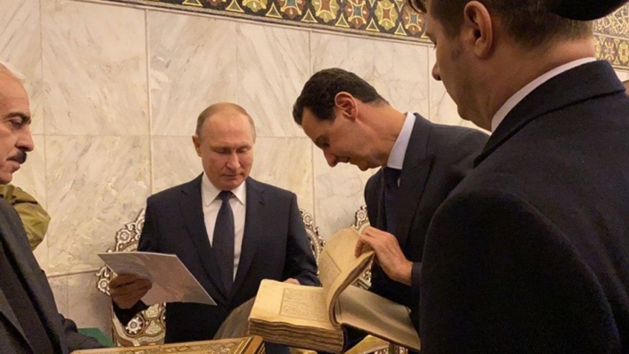 Putin, Emevi Camii’nde Kur’an-ı Kerim’i inceledi