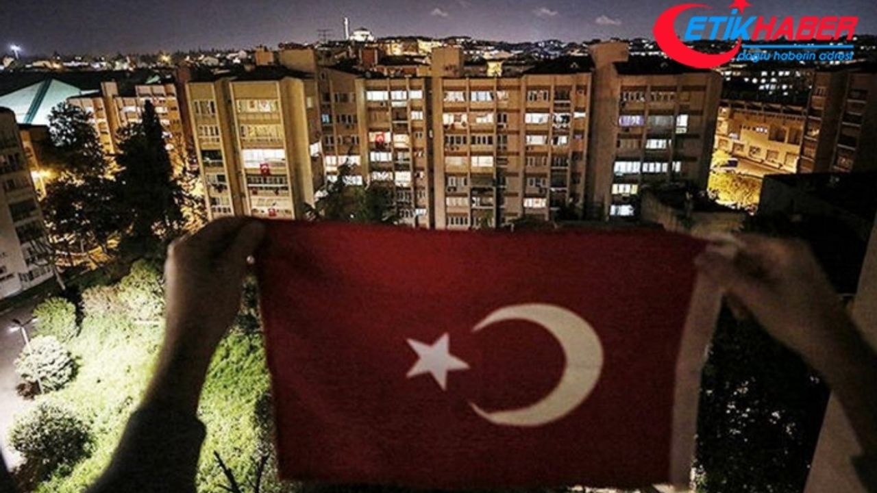 Türkiye 19.19'da İstiklal Marşı için balkonlarda olacak