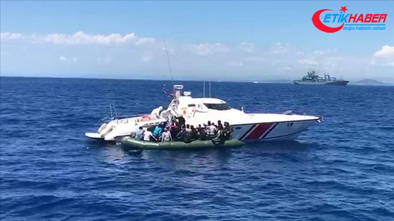 İzmir'de Türk karasularına geri itilen 56 sığınmacı kurtarıldı