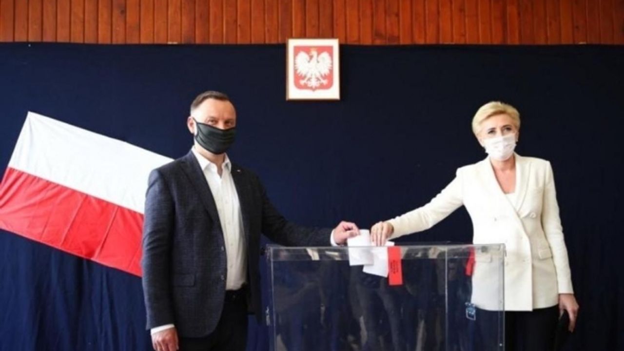 Polonya’da cumhurbaşkanlığı seçimleri ikinci tura kaldı