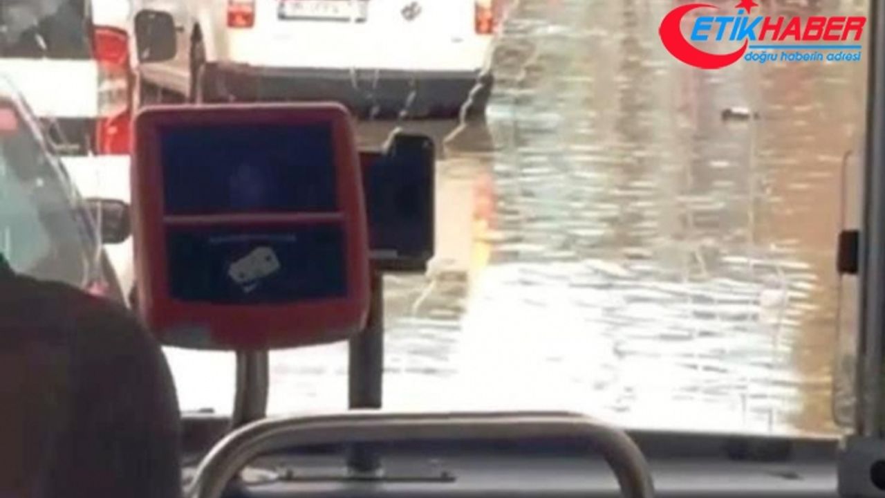 Sağanak yağış, dakikalar içerisinde İzmir’de hayatı felç etti