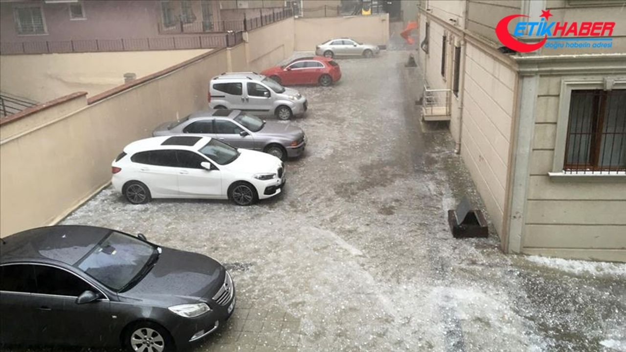 Ümraniye'de dolu binalarda ve araçlarda hasara neden oldu