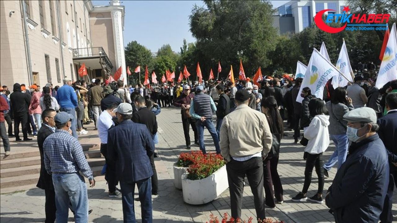 Kırgızistan'da barajı geçemeyen partilerin temsilcilerinden seçim sonucu protestosu