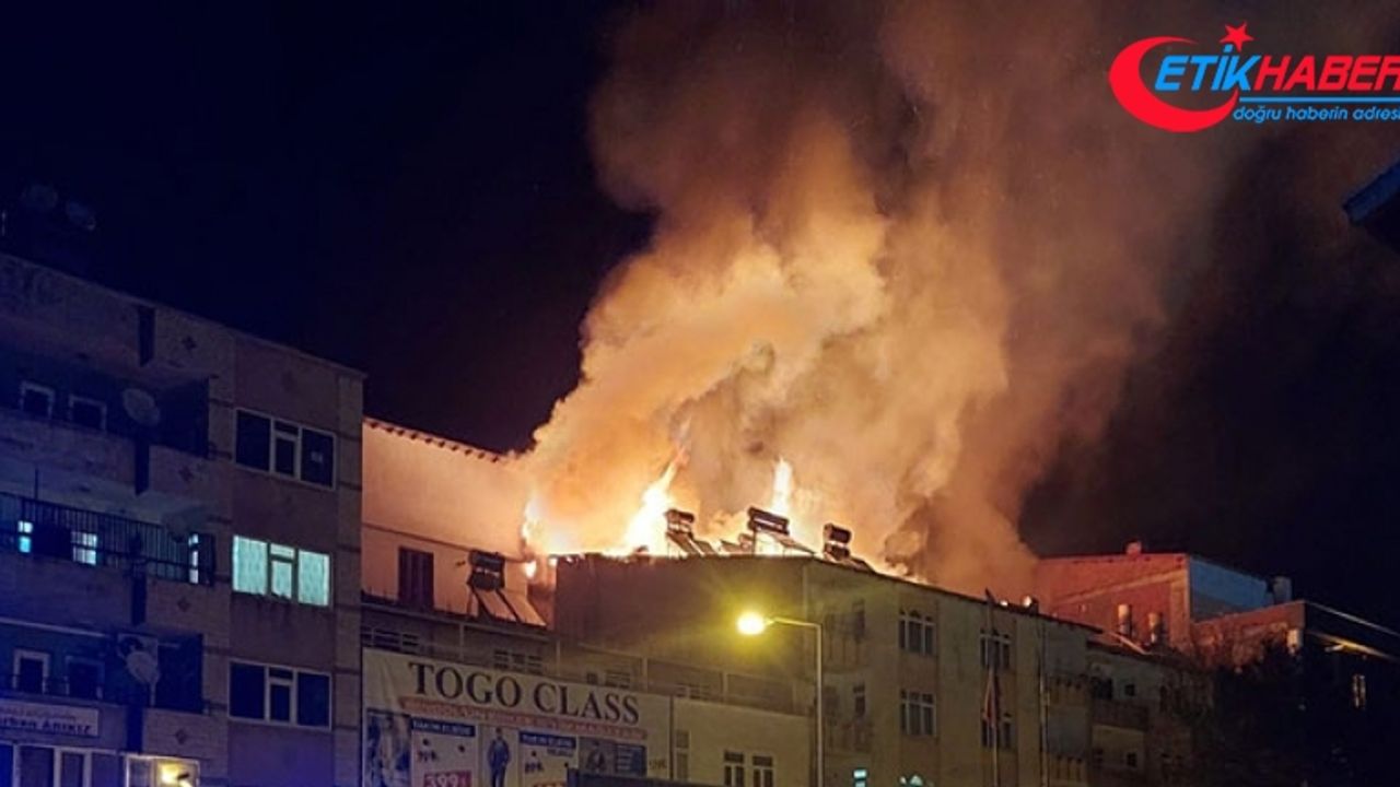 Bingöl'de 4 katlı binanın çatısı alev alev yandı