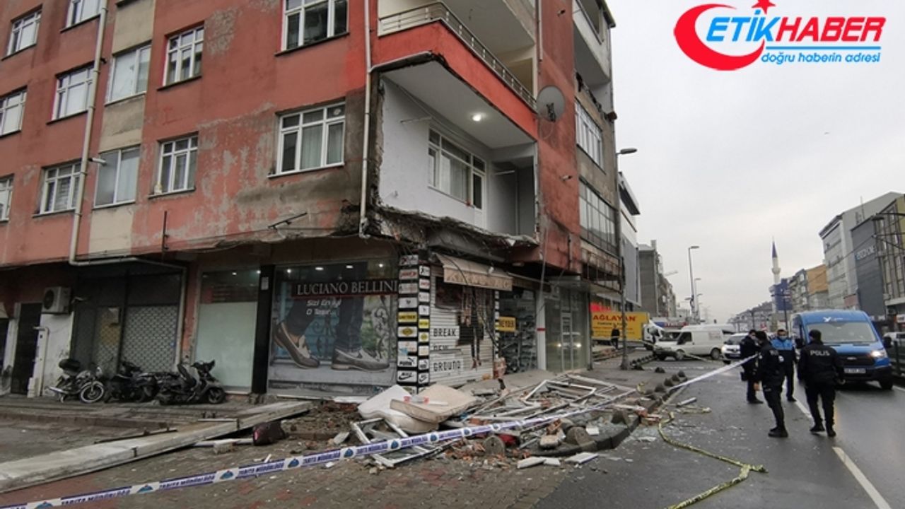 Sultangazi'de bir binanın balkonu çöktü