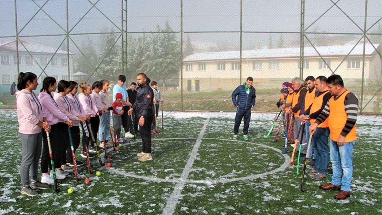 Tarlada çalıştıktan sonra Türkiye birinciliği için karda hokey oynuyorlar