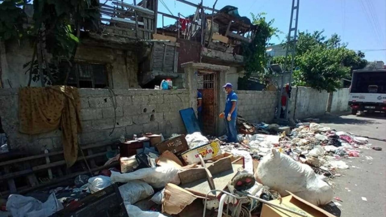 Adana'da bir evden 6 kamyon çöp çıkarıldı