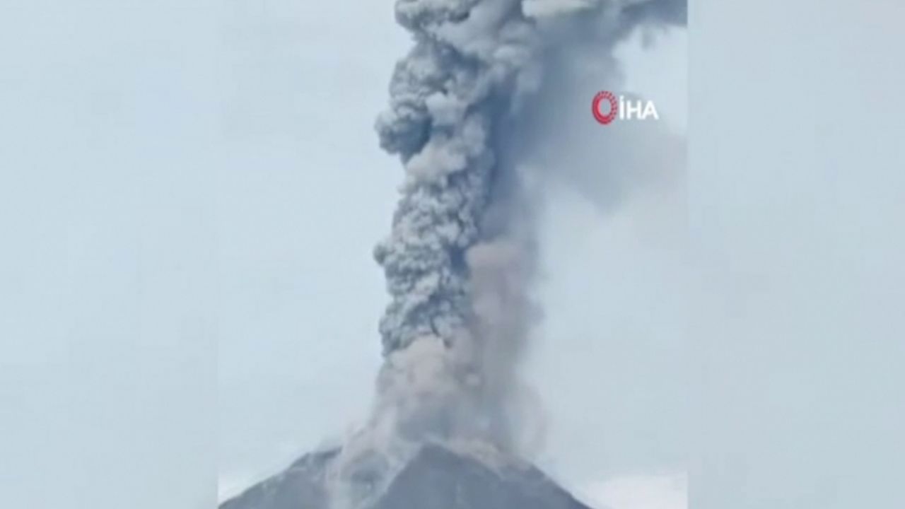 Endonezya’daki Sinabung Yanardağı duman ve kül püskürttü