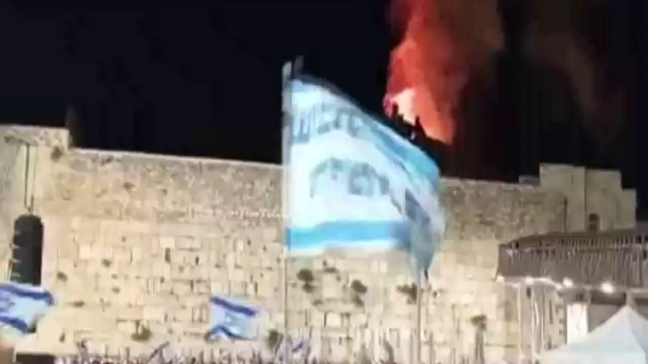 Fanatik Yahudilerden Mescid-i Aksa’daki yangın sırasında tepki çeken dans