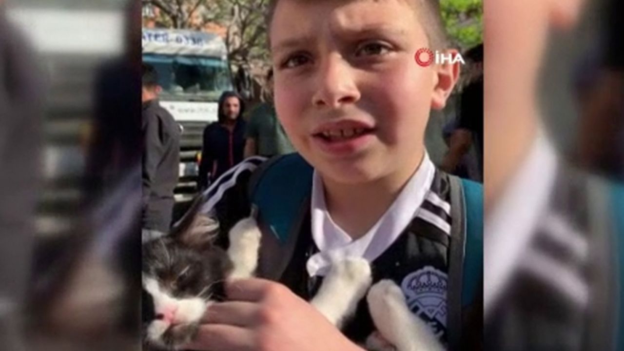 İsrail saldırılarında kedisini kurtaran çocuğun sevinci