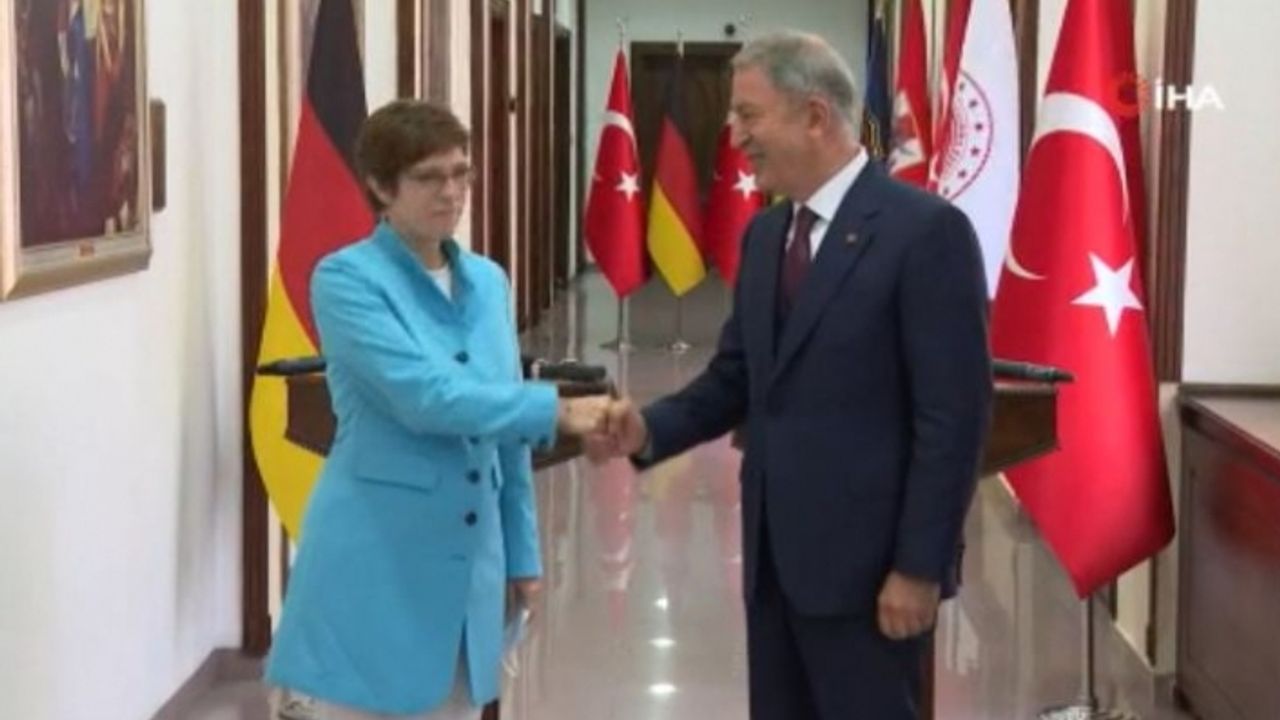 Bakan Akar, Almanya Savunma Bakanı Annegret Kramp-Karrenbauer ile görüştü