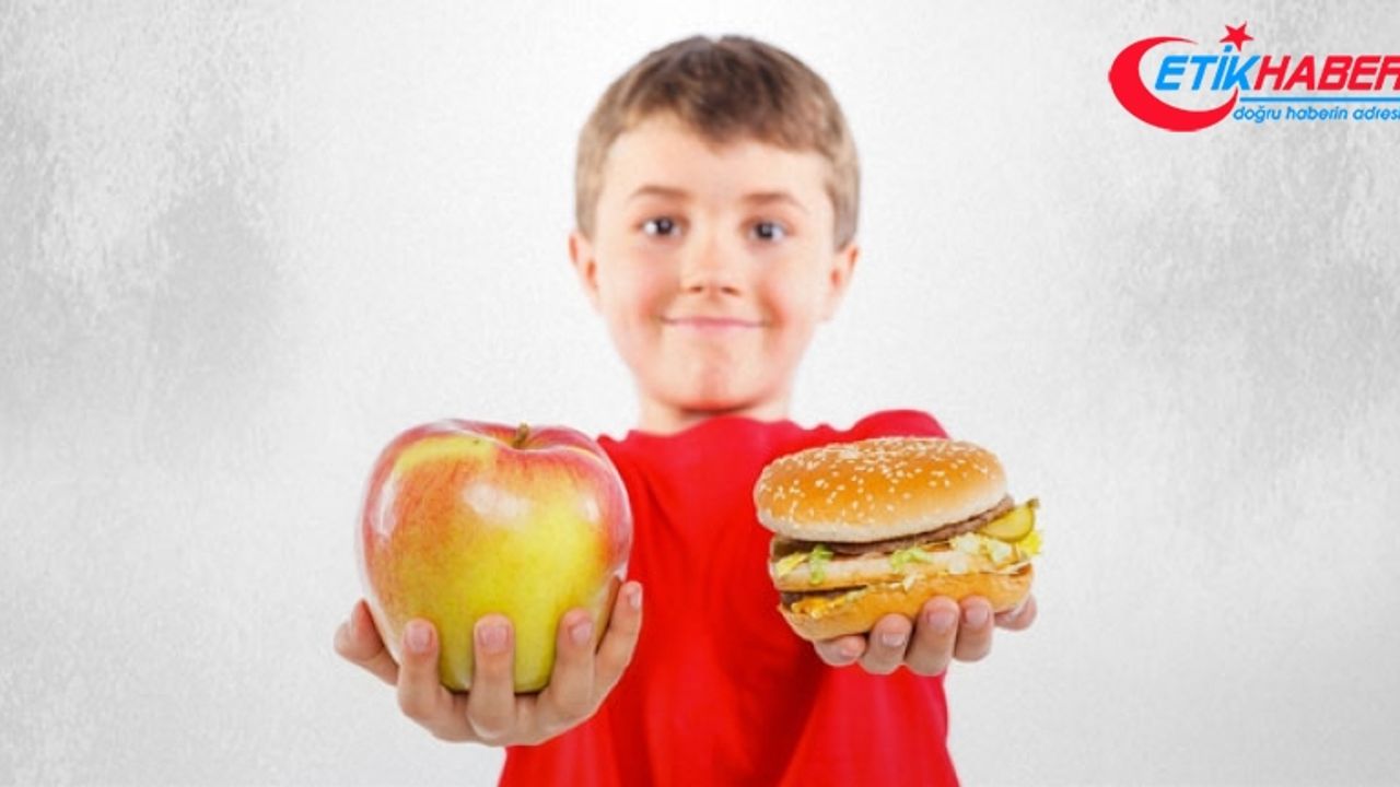 Ekran başında yemek yiyen çocuklar obez olur