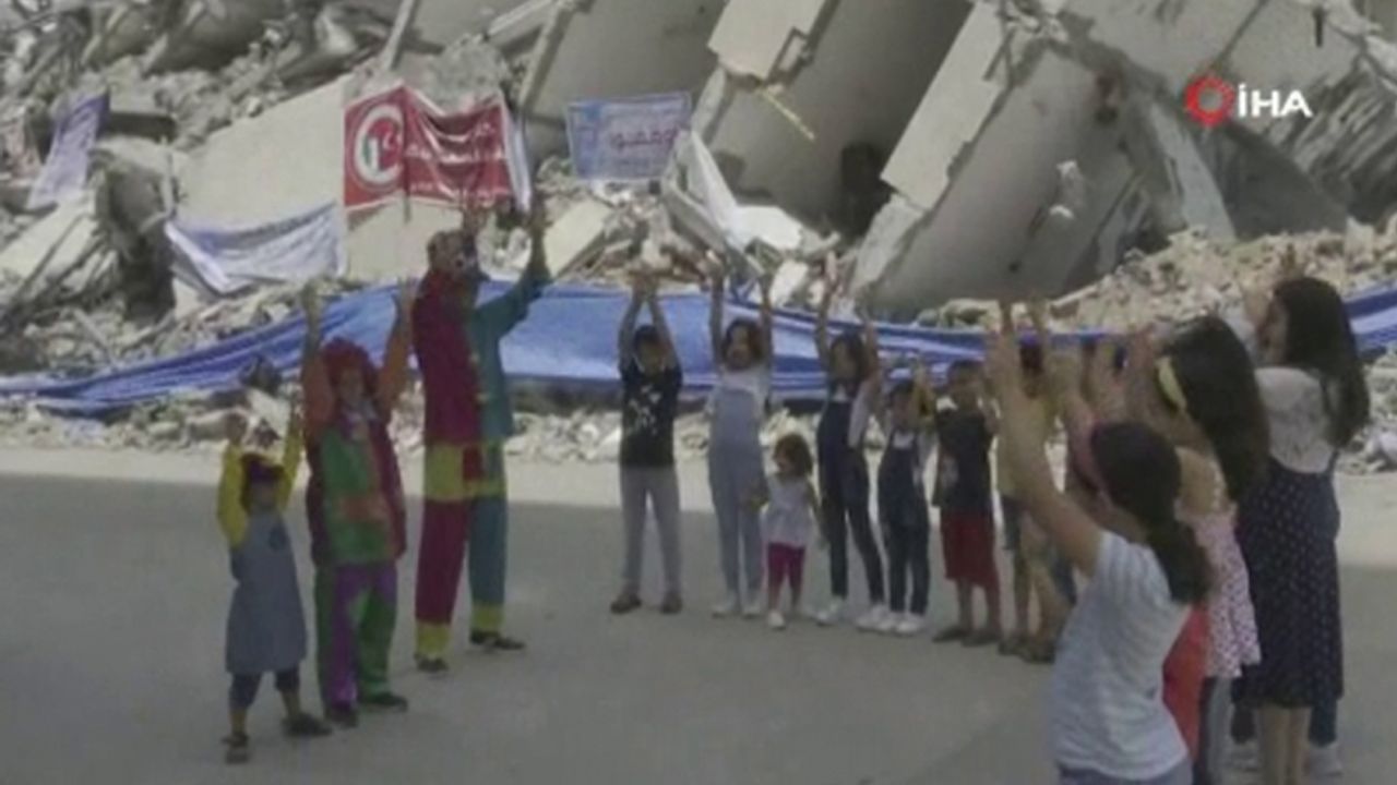 Enkaz yığınları arasında palyaço gösterisi ile çocukların yüzünü güldürdüler