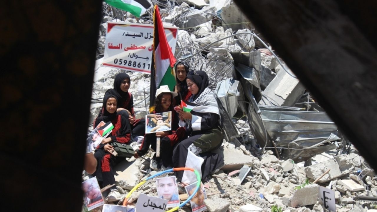 Gazze’de enkazda sergi: İsrail saldırılarında ölen Filistinli çocukların fotoğrafları sergilendi