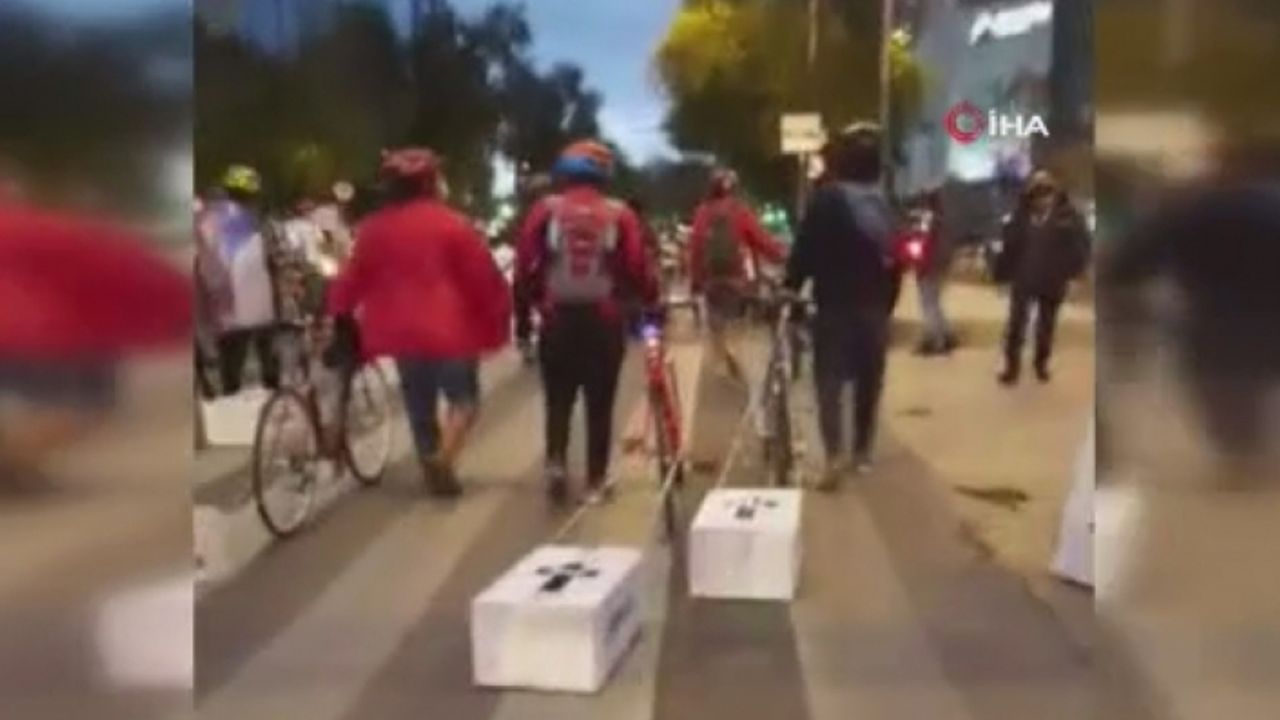 Meksika’da bisikletçilerden karton tabutlu protesto