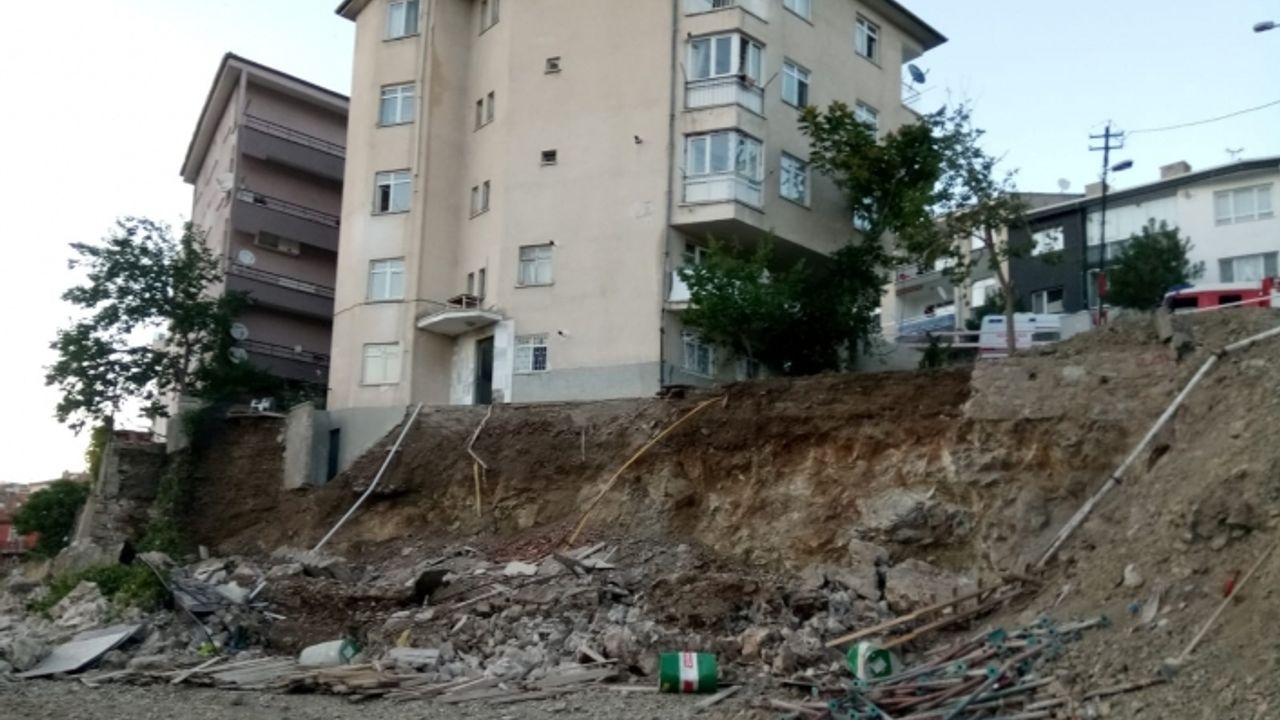 Ankara’da bir binanın temeli kaydı: 5 bina tahliye edildi