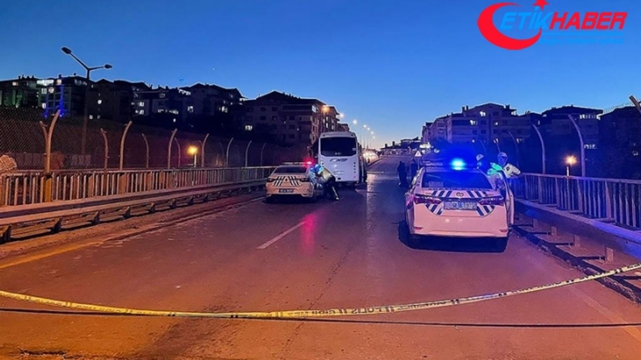 Başkentte servis aracı ile otomobil çarpıştı: 3 ölü, 2 yaralı