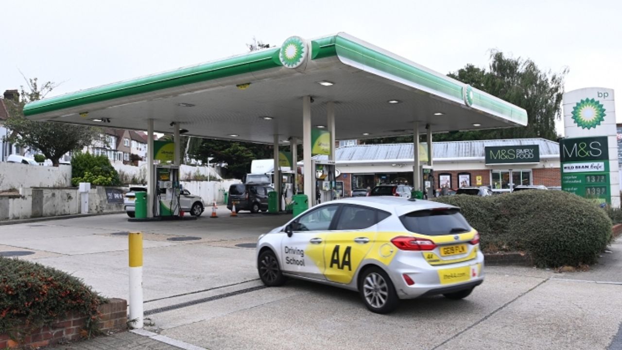İngiltere’de benzin krizi: Nakliye aracı sürücüleri petrol istasyonlarına akın etti