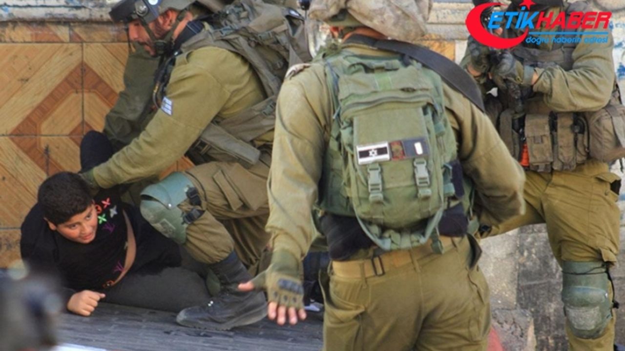İsrail askerleri El-Halil’de on yaşındaki Filistinli bir çocuğu darp ederek gözaltına aldı