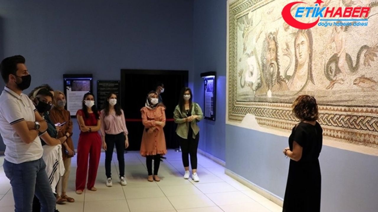 Zeugma Mozaik Müzesi'nin 'gönüllü gençleri'ne tarihi ortamda müzecilik deneyimi