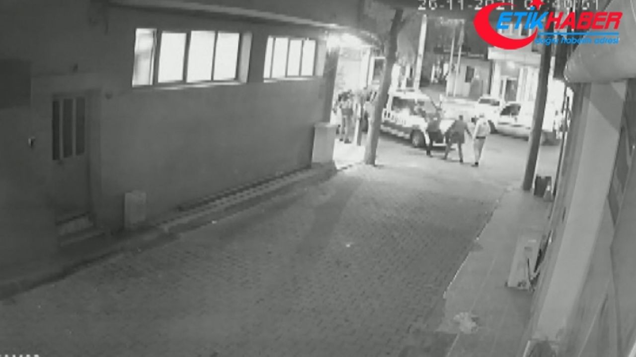 İzmir'de polisin sırtından bıçaklandığı an kamerada