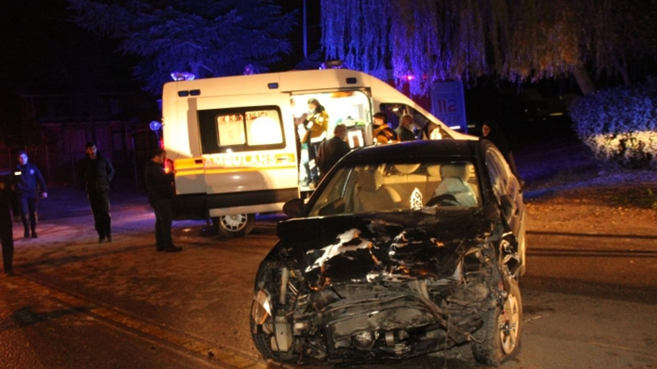 Kartepe’de 3 aracın karıştığı kazada 8 kişi yaralandı