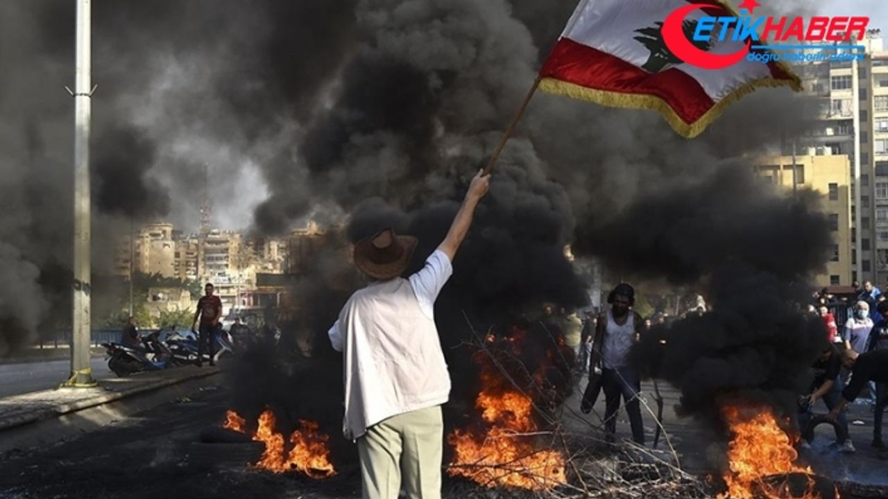Lübnan'da ekonomik krizi ve elektrik kesintilerini protesto eden halk yolları kapattı