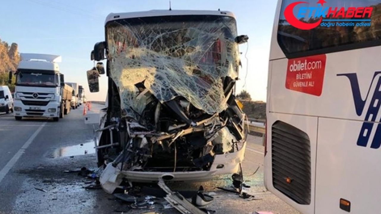 Yolcu otobüsü kaza yapan tırlara çarptı, hostes öldü, 35 kişi yaralandı