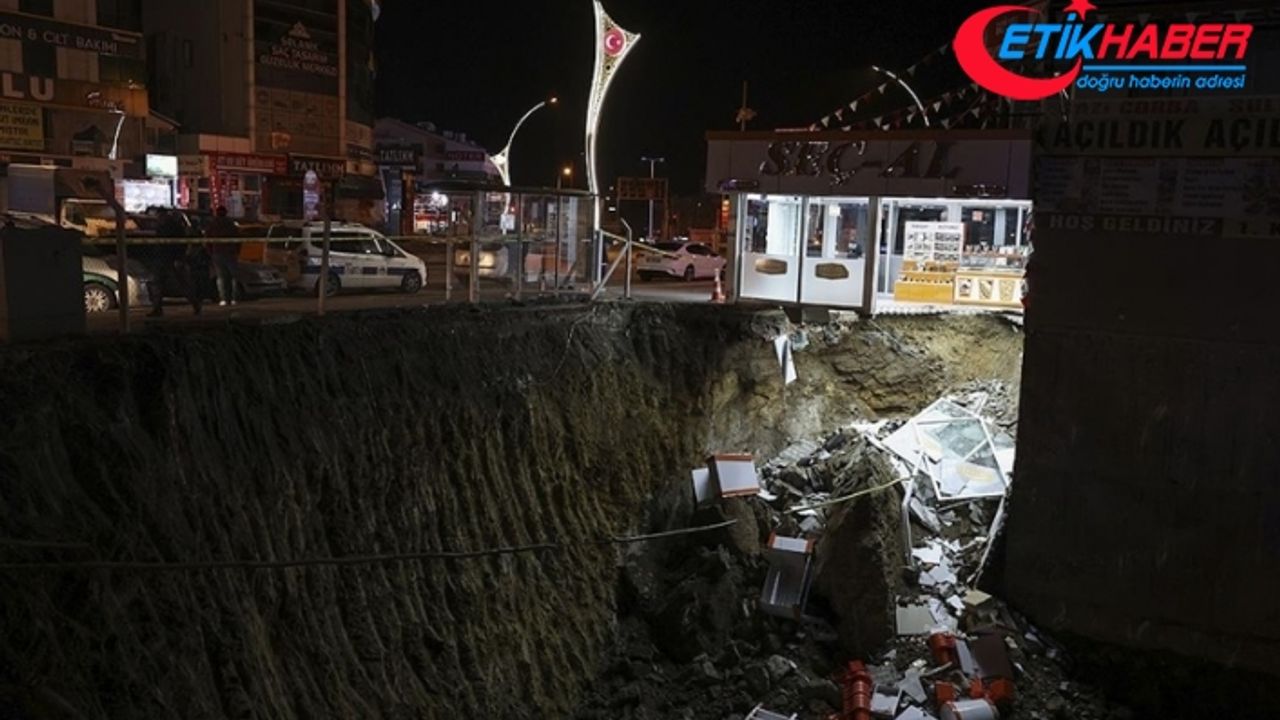 Ankara'da bir inşaatın temel kazısı çökünce yan binadaki dükkanda da çökme oluştu