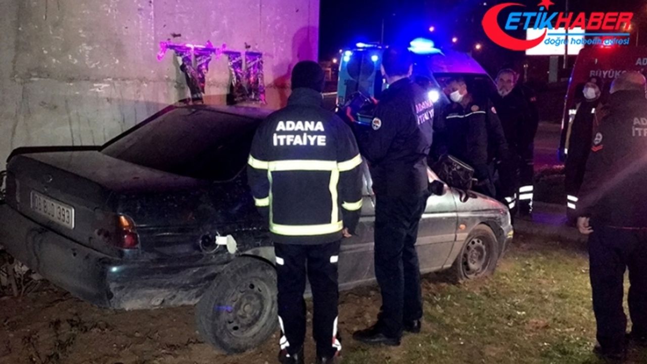 Adana'da bir kişi kaza yaptığı otomobilde uyuyakaldı