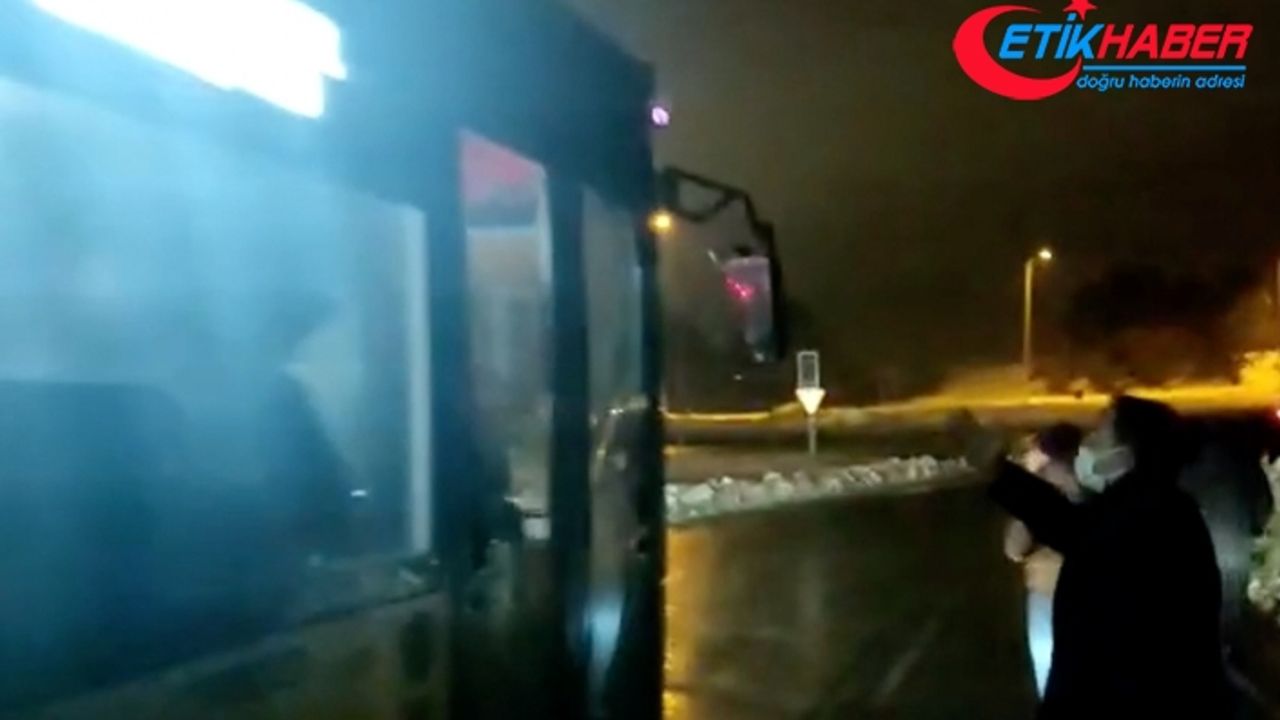 İstanbul'da otoyolda İETT otobüsünden indirilen yolculardan tepki