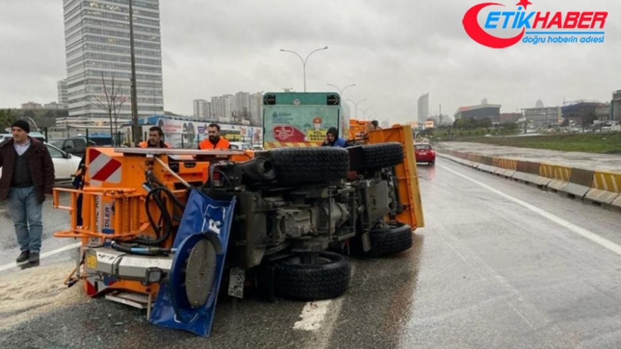 Kadıköy'de devrilen, İBB'ye bağlı kar küreme aracının sürücüsü alkollü çıktı