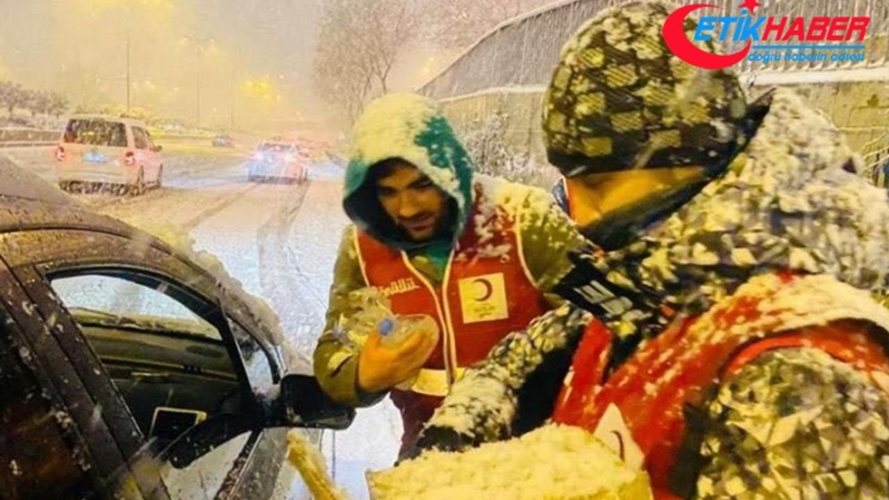 Türk Kızılay, İstanbul'da kar yağışı nedeniyle mahsur kalanlara yardım ulaştırdı