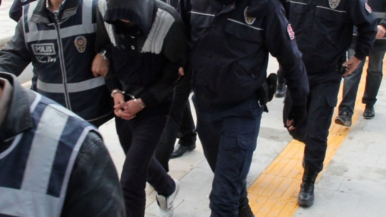 İzmir'de FETÖ'ye yönelik operasyonda 11 şüpheli gözaltına alındı