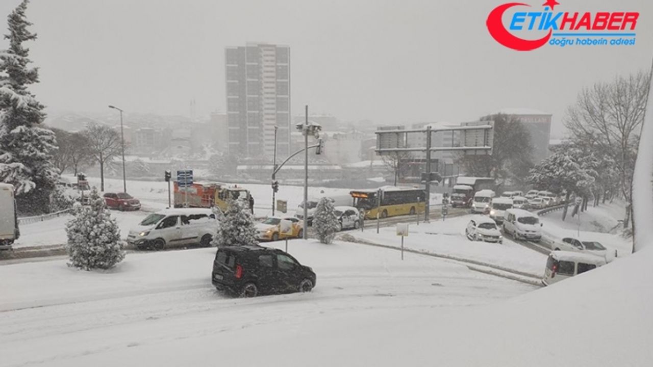 İstanbul'da toplu taşıma araçları ve otomobiller karlı yollarda kaldı