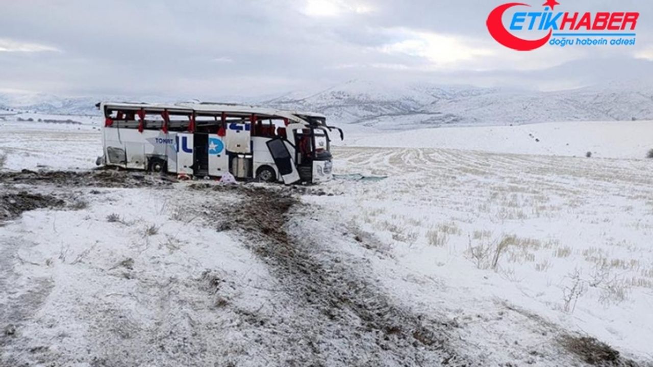 Sivas'ta yolcu otobüsünün devrilmesi sonucu 20 kişi yaralandı