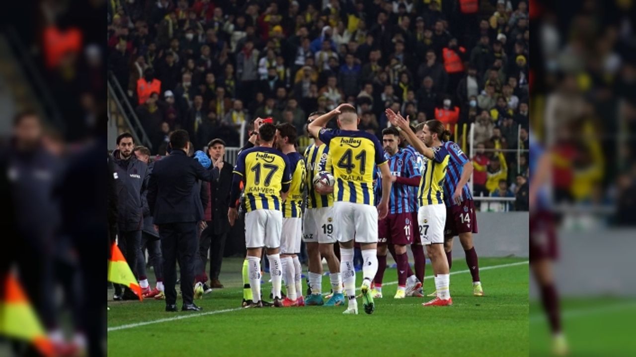 Spor Toto Süper Lig: Fenerbahçe: 0 - Trabzonspor: 1 (İlk yarı)