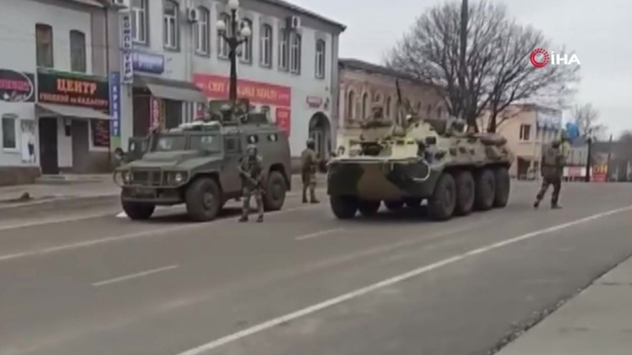 Ukrayna’da halk, Rus tankının önünü keserek milli marşlarını okudu