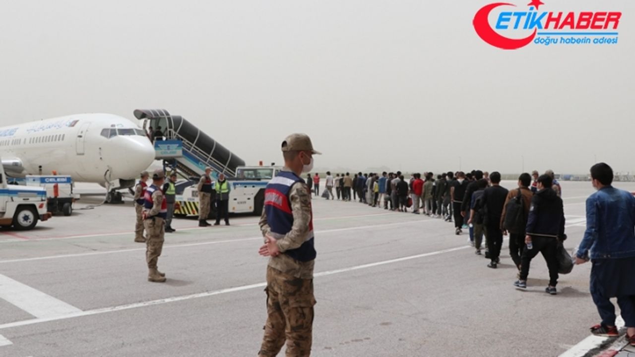 Afganistan uyruklu 414 düzensiz göçmen Erzurum'dan ülkelerine gönderildi