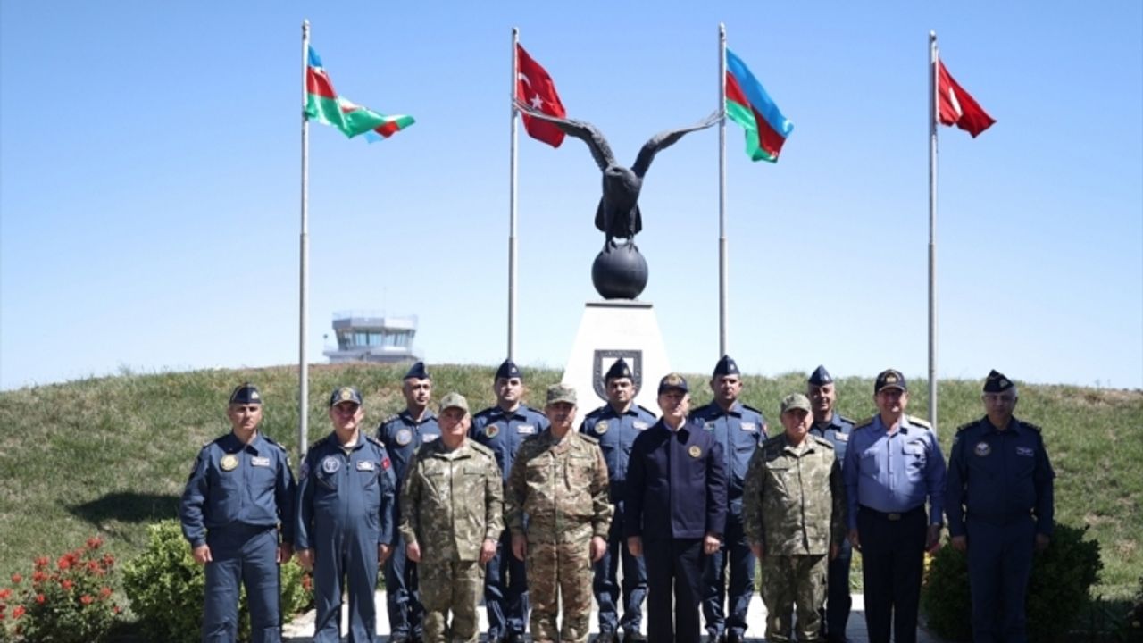 Bakan Akar ve Azerbaycan Savunma Bakanı Hasanov, hava üssü ile askeri tersaneyi ziyaret etti