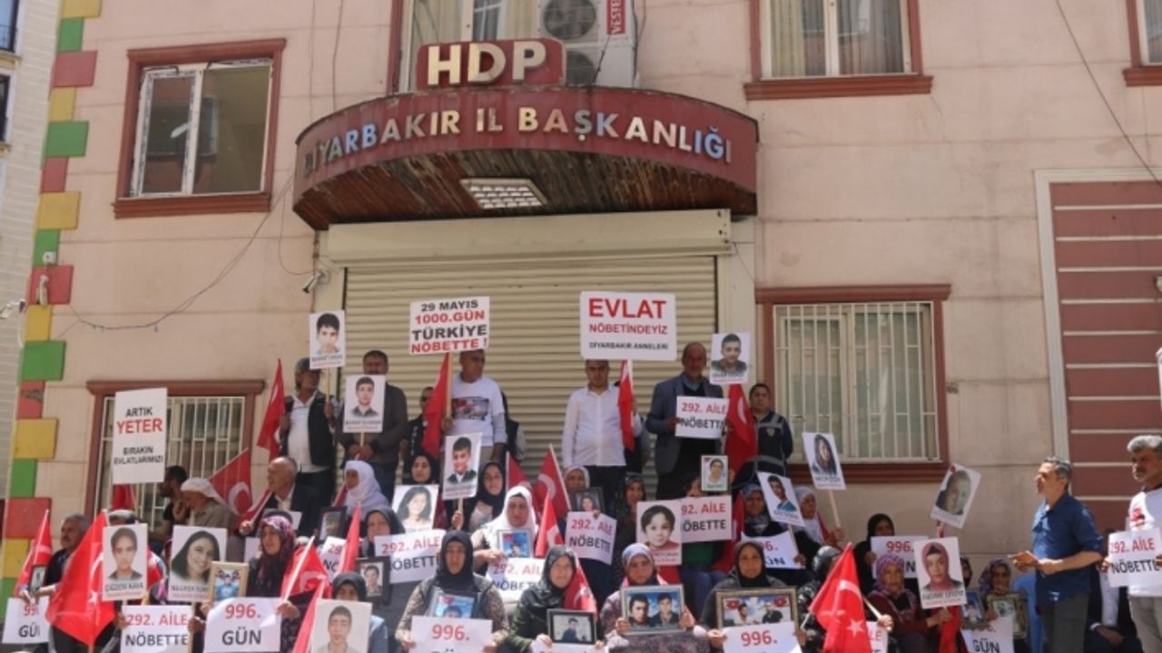 Diyarbakır ailelerinin HDP ve PKK’ya karşı destansı direnişi 1000’inci gününde