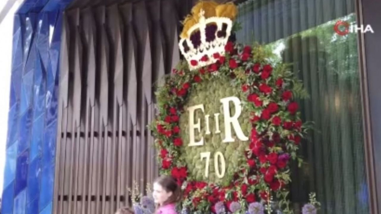 Kraliçe Elizabeth’in tahttaki 70’inci yıldönümü için Londra sokakları bayraklarla donatıldı