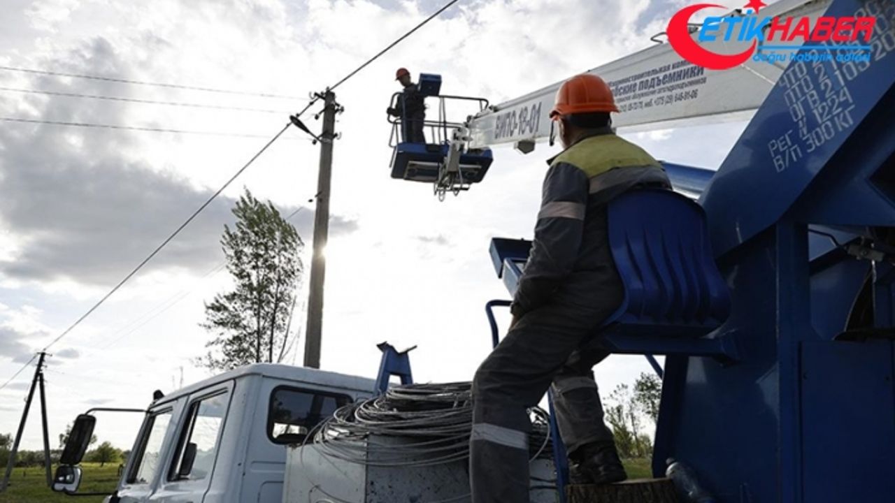 Rus saldırılarına hedef olan Ukrayna'nın yerleşim birimlerinde elektrik tesisatçıları görevde